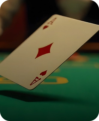 Các chip và bài Baccarat trên bàn